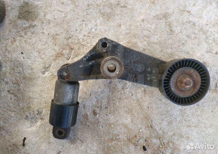 Натяжитель навесного ремня Toyota Corolla E120,150