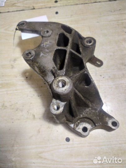 Кронштейн гидроусилителя Mitsubishi Delica 4B12