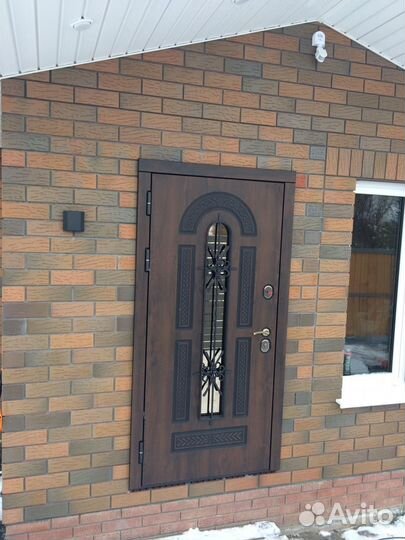 Двери для дома и дачи с ковкой и стеклопакетом