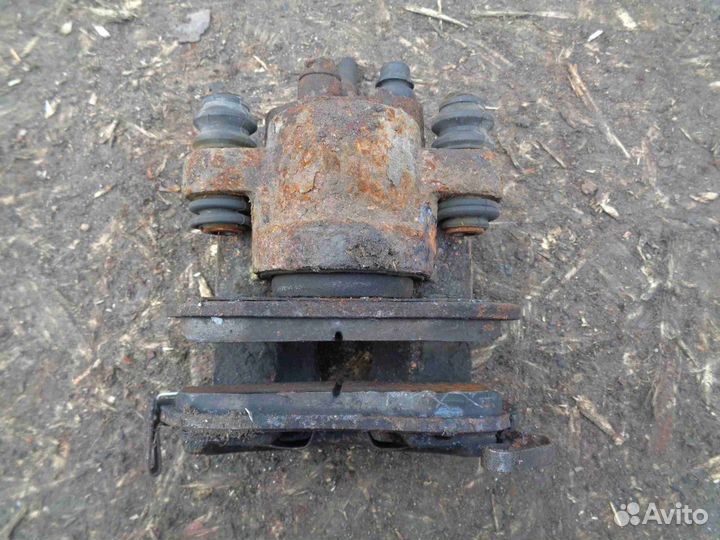 Суппорт задний правый Infiniti QX56 JA60