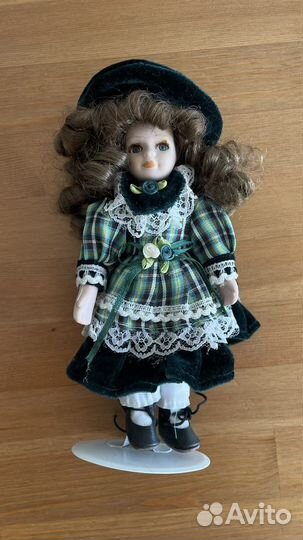 Кукла фарфоровая