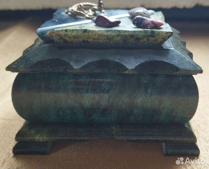 Шкатулки малахитовая и декоративные