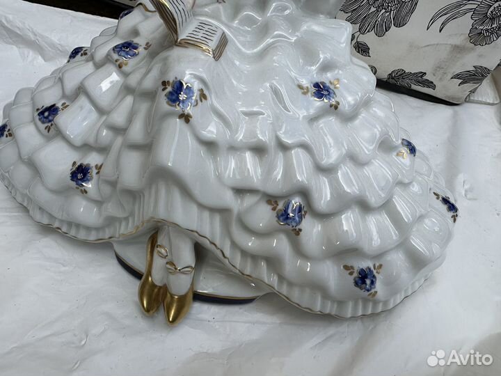 Статуэтка дама С книгой фарфор royal DUX