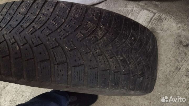 Michelin X-Ice North 4 215/65 R16