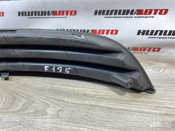 Решетка противотуманной фары левая VW Пассат Б6