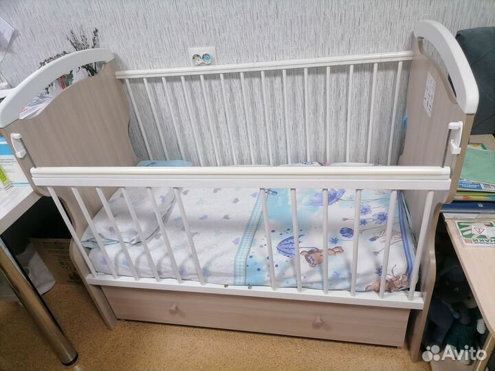 Детская кроватка с маятником