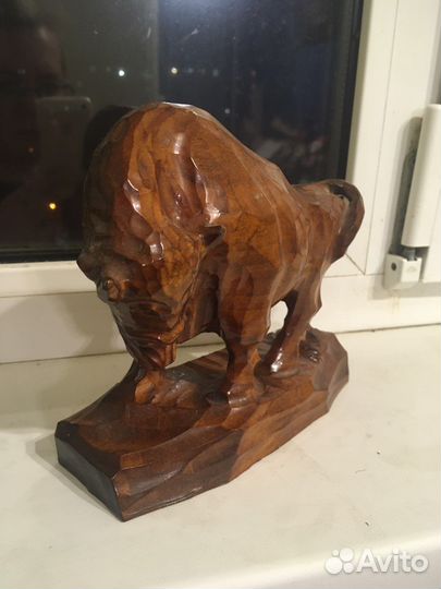 Фигура зубра из дерева