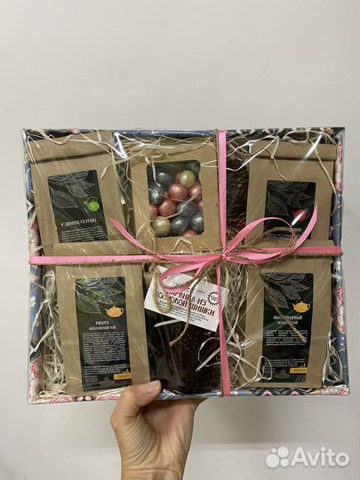 Подарочный набор чая, кофе, сладостей