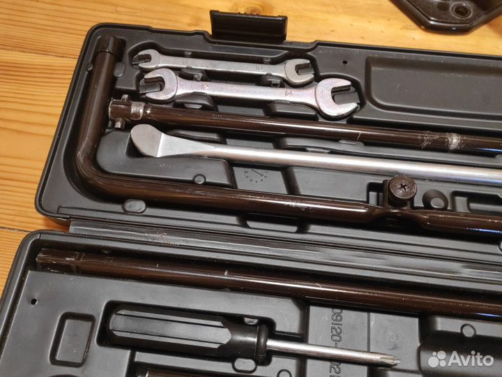 Домкрат и набор ключей Toyota land cruiser 200