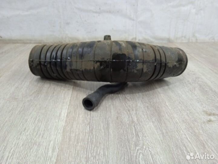 Патрубок воздушного фильтра Volkswagen Passat B3