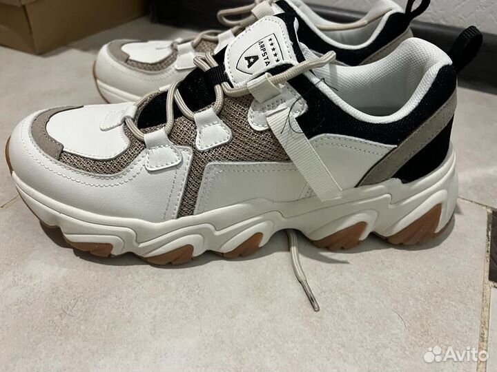 Кроссовки женские