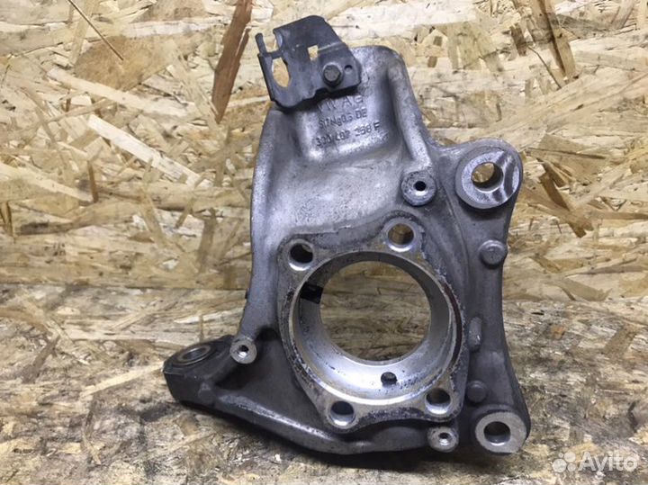 Кулак поворотный передний правый Volkswagen Passat