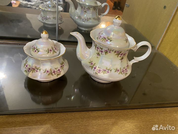 Чайник,сахарница и тарелка фарфор