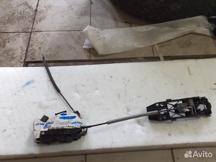 Замок двери задний правый Skoda Fabia Шкода Фабия