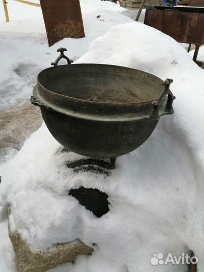 Старинный бронзовый котел