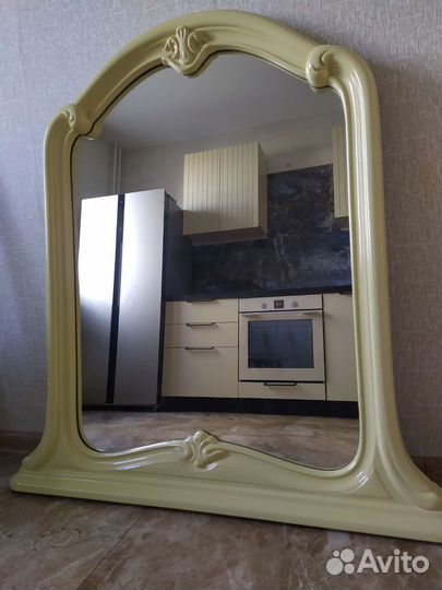 Зеркало в резной раме