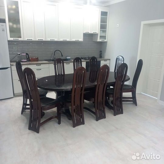 Стол и 10 стульев