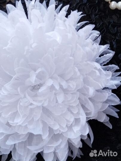 Брошь из ткани хризантема