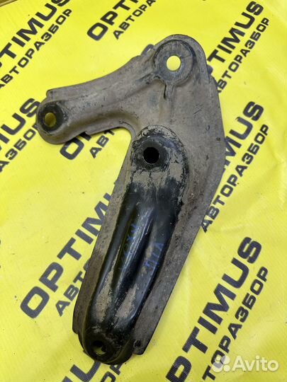 Кронштейн балки двс левый Toyota Voxy