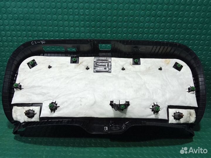 Обшивка двери багажника центральная Mazda CX-30 I (2019—2025)