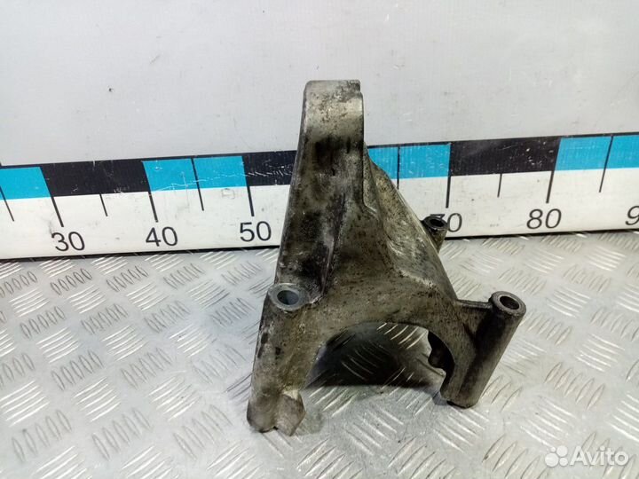 Б/У Кронштейн двигателя правый#001