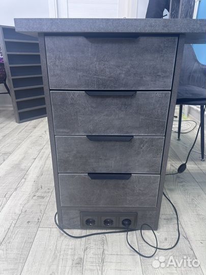 Маникюрный стол с вытяжкой