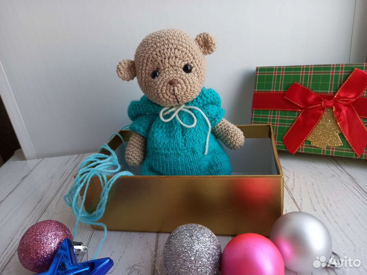 Вязаная мягкая игрушка Мишка в комбинезоне