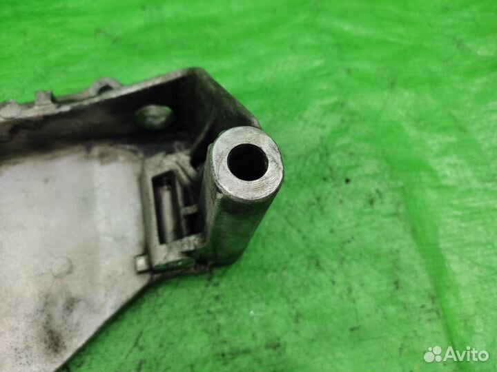 Кронштейн генератора Volkswagen Touareg