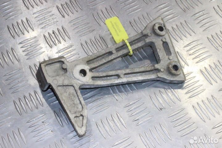 Крепление подножки пассажира правое Suzuki Bandit