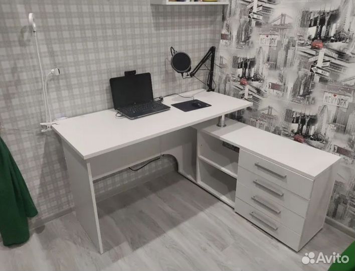 Компьютерный стол угловой белый