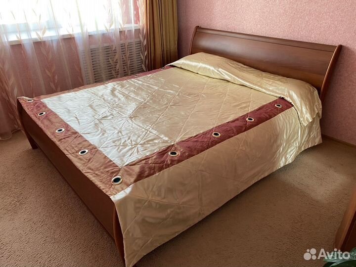 Покрывало атласное на кровать 1,6х2,0 м