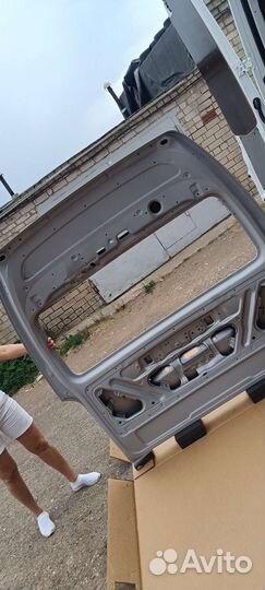 Крышка багажника Toyota Hiace H200