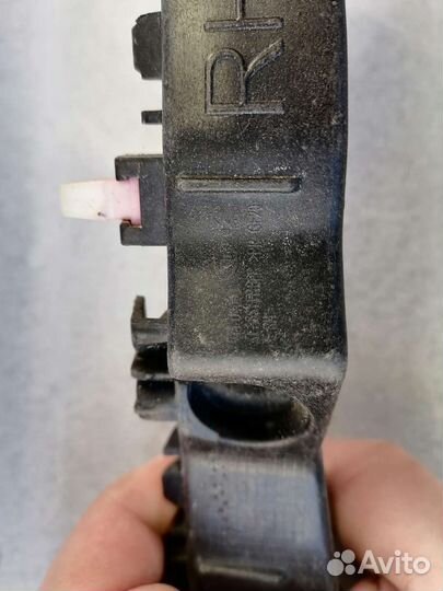 Кронштейн правый переднего бампера Kia Optima 4