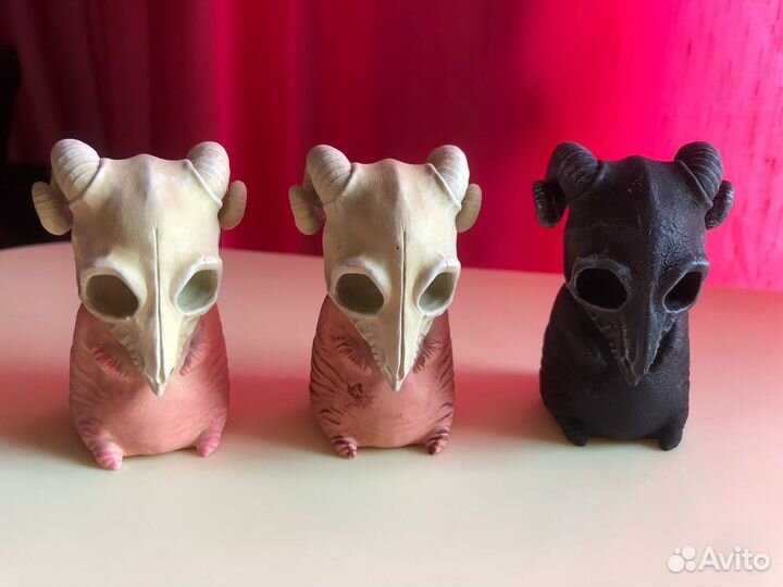 Фигурка крота с черепом