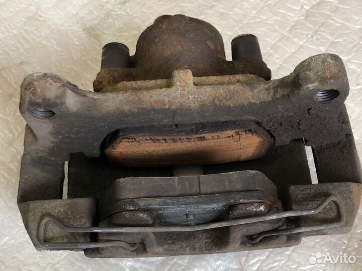 Суппорт тормозной передний VW Passat B6 2005-2010