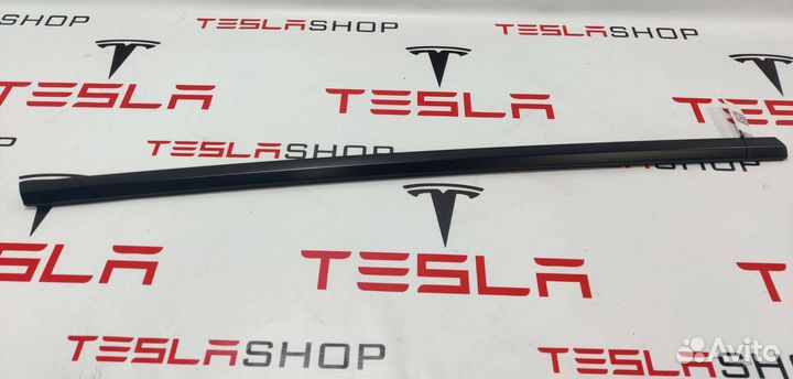 Молдинг двери передней правой Tesla Model Y 2021