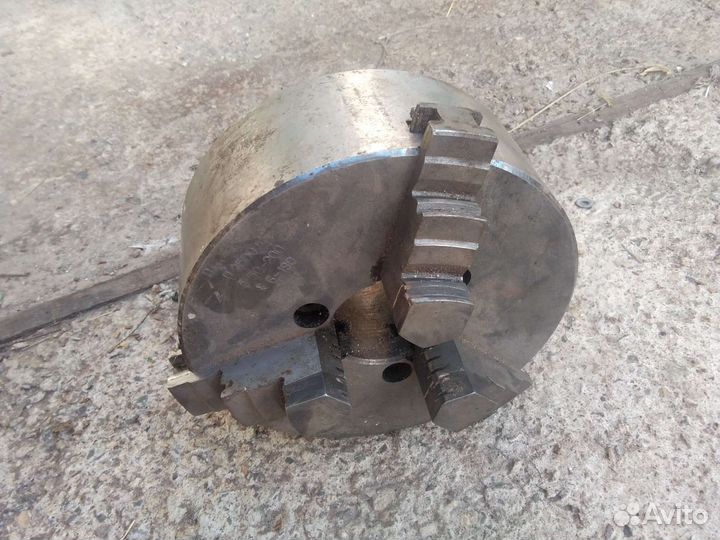 Продаю токарный патрон диаметр 200 мм новый