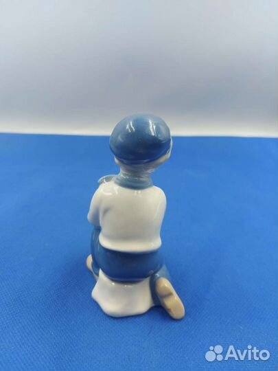 Фарфоровая статуэтка 