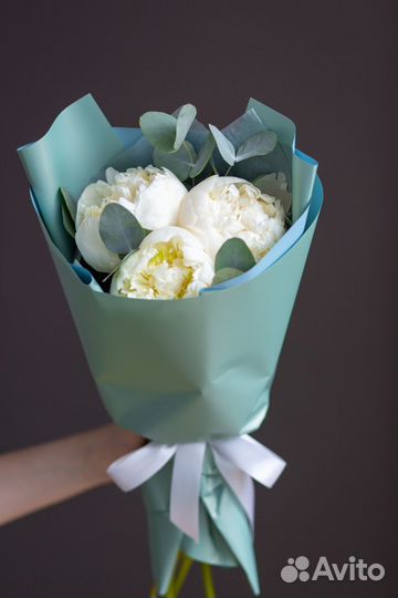 Букет из 3 пионов с эвкалиптом