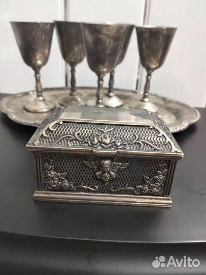 Поднос с рюмками