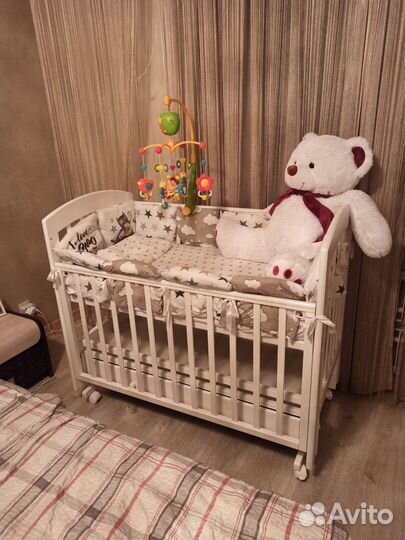 Детская кроватка с маятником