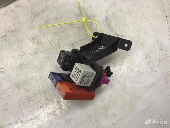 Блок реле Volkswagen Passat Avb