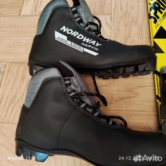 Лыжи беговые и налокотники хоккейные детские