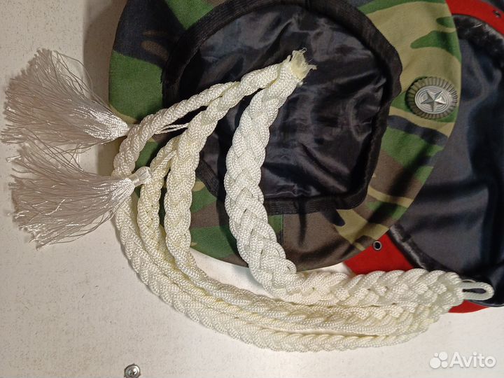 Береты аксельбанты