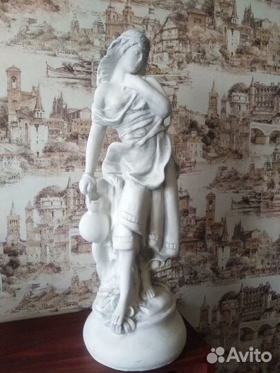 Статуя интерьерная