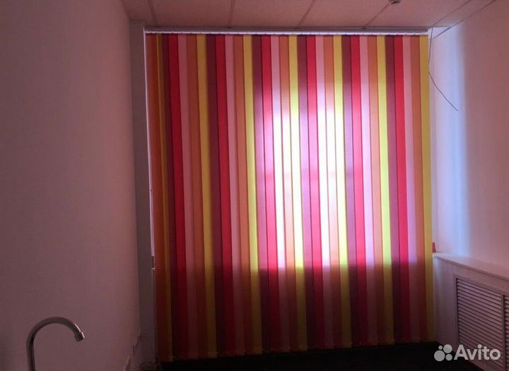 Рулонные шторы в коричневом коробе J2712