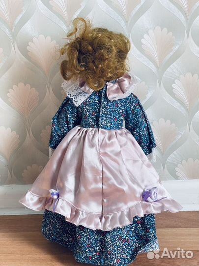 Кукла фарфоровая
