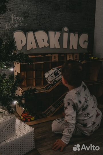 Деревянная парковка для машинок