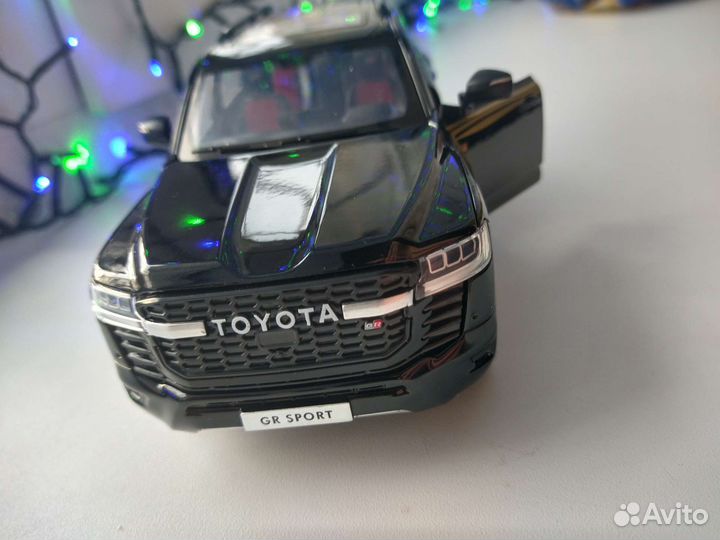 Toyota Land Cruiser GR Sport модель 1:24
