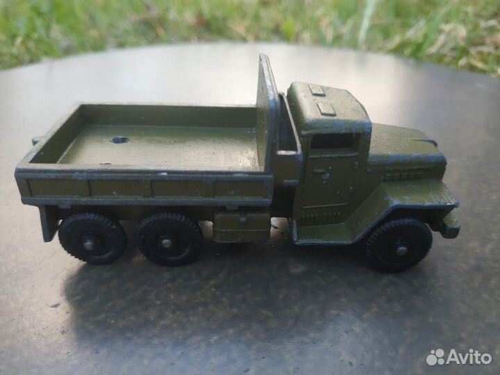 Металлическая машинка 